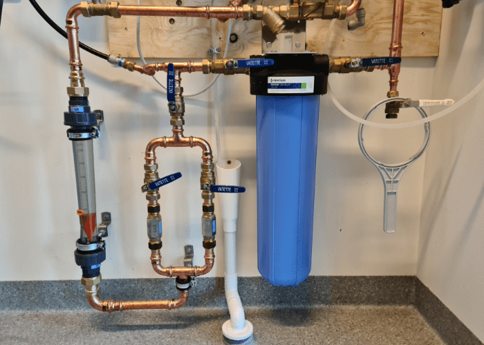 Installation av komponenter till vattenfilter för att rena vatten